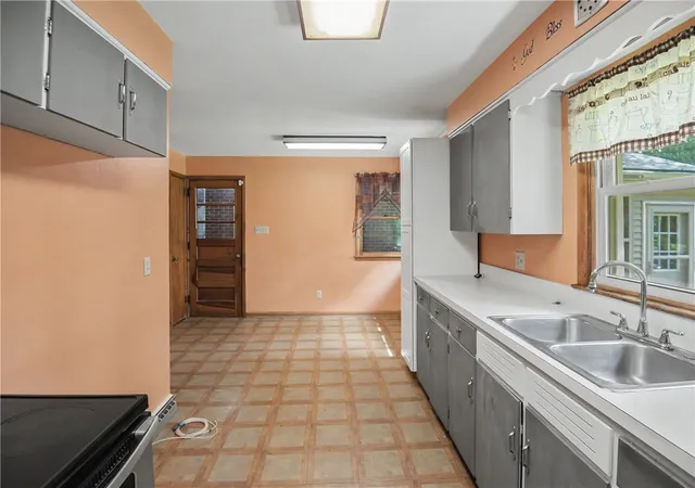 Photo 3 of Single family home for sale at 4100 Stewart Dr, South Pymatuning Twp, PA 16150 | MLS# 1773308 | Listing updated on 2026-09-10