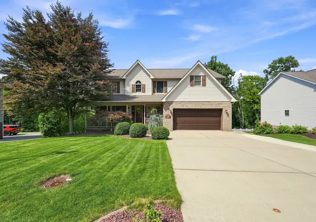Photo 2 of Single family home for sale at 1089 Redoak Dr, Penn Twp, PA 15636 | MLS# 1773848 | Listing updated on 2026-09-14