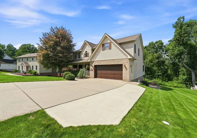 Photo 3 of Single family home for sale at 1089 Redoak Dr, Penn Twp, PA 15636 | MLS# 1773848 | Listing updated on 2026-09-14