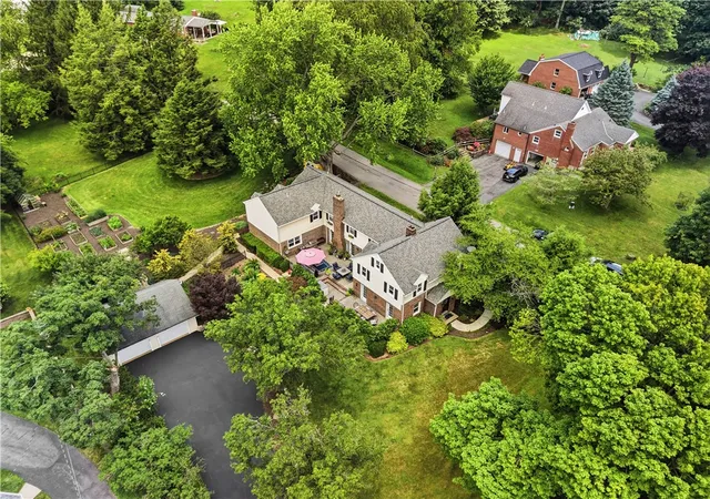 Photo 2 of Single family home for sale at 836 Old Thorn Run Rd, Moon/crescent Twp, PA 15108 | MLS# 1773797 | Listing updated on 2026-09-13