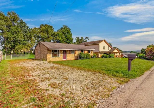 Photo 3 of Single family home for sale at 207 Longview Dr, Manor, PA 15642 | MLS# 1773901 | Listing updated on 2026-09-11