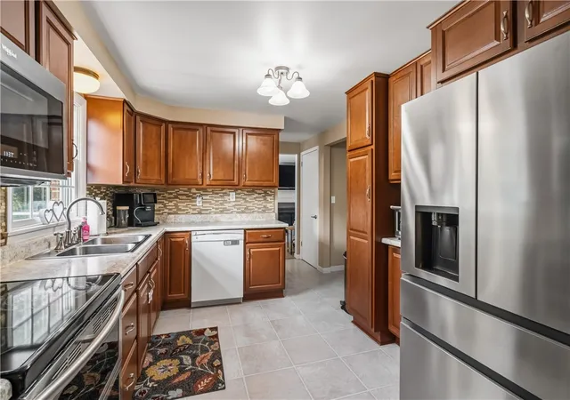 Photo 4 of Sale Pending at 137 Windsor Dr, Hempfield Twp, PA 15642 | MLS# 1773536 | Listing updated on 2026-09-14