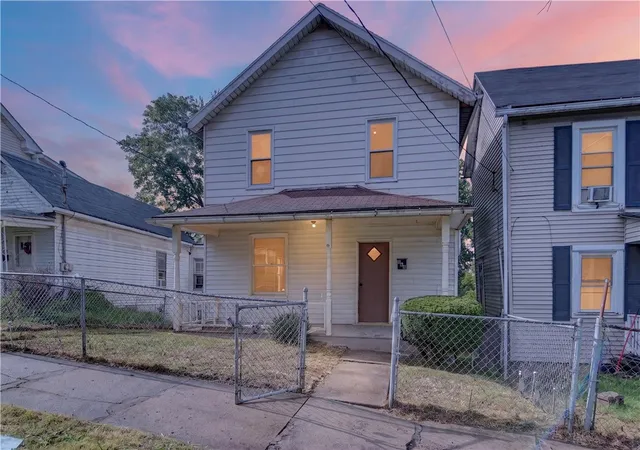 Photo 2 of Single family home for sale at 565 Broad St, City Of Washington, PA 15301 | MLS# 1773942 | Listing updated on 2026-09-10