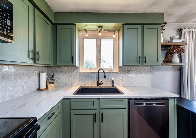 Photo 3 of Single family home for sale at 421 Hillcrest Dr, Unity  Twp, PA 15650 | MLS# 1773416 | Listing updated on 2026-09-25