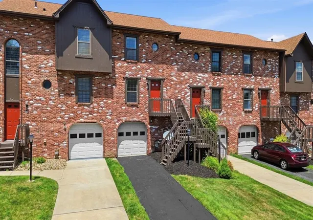 Townhouse for sale at 602 Sunset Cir, Cranberry Twp, PA 16066 | MLS# 1773983