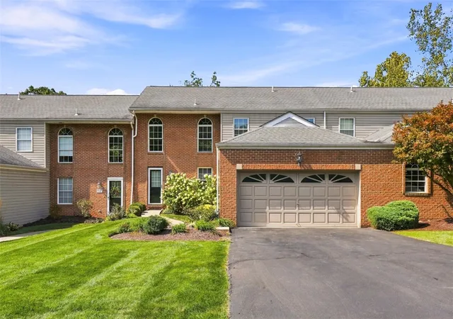 Photo 2 of Sale Pending at 7049 Clubview Dr, South Fayette, PA 15017 | MLS# 1773958 | Listing updated on 2026-10-01