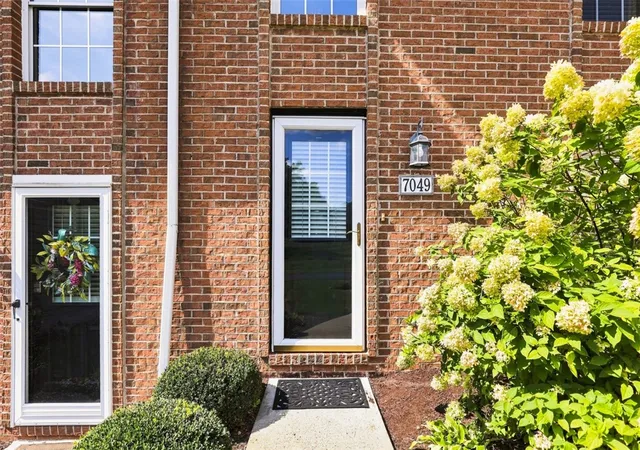 Photo 3 of Sale Pending at 7049 Clubview Dr, South Fayette, PA 15017 | MLS# 1773958 | Listing updated on 2026-10-01