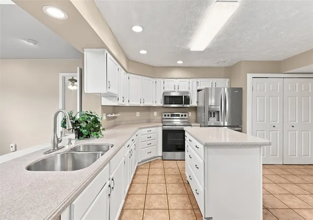 Photo 3 of Sale Pending at 7049 Clubview Dr, South Fayette, PA 15017 | MLS# 1773958 | Listing updated on 2026-10-01