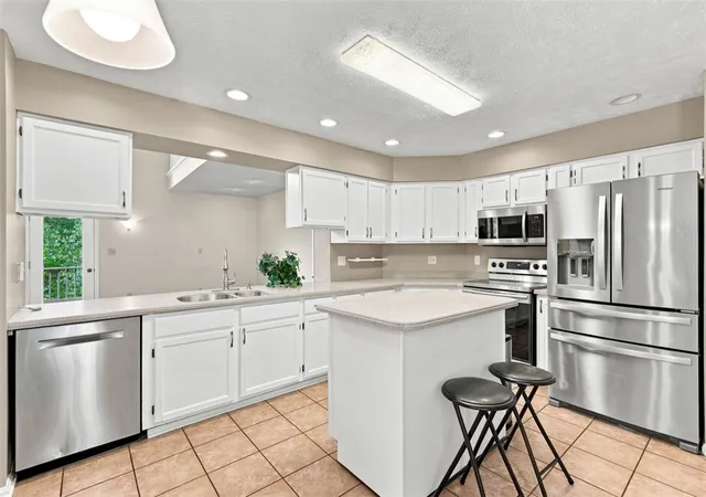 Photo 4 of Sale Pending at 7049 Clubview Dr, South Fayette, PA 15017 | MLS# 1773958 | Listing updated on 2026-10-01