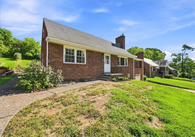 Photo 3 of Single family home for sale at 851 Baldwin St, Castle Shannon, PA 15234 | MLS# 1774012 | Listing updated on 2026-09-12