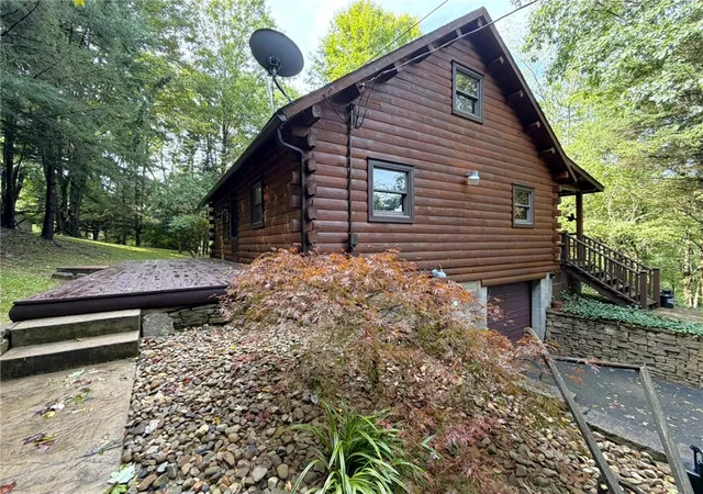 Photo 3 of Single family home for sale at 252 Wolfe Nursery Rd, Hempfield Twp, PA 15601 | MLS# 1773706 | Listing updated on 2026-09-11