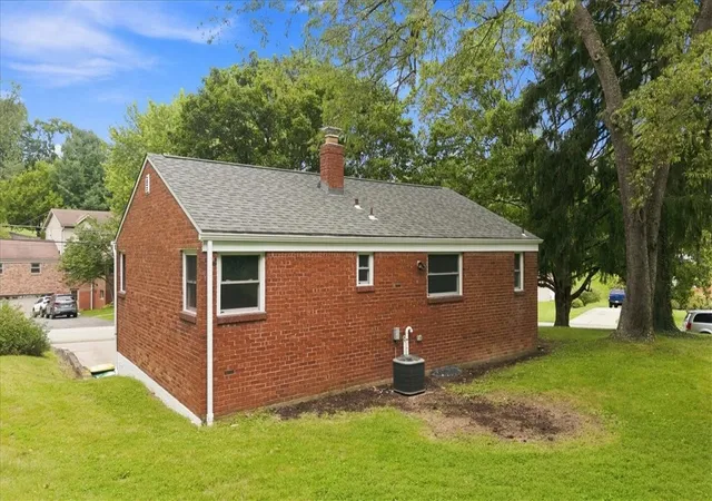 Photo 3 of Single family home for sale at 2524 Sylvania Dr, Bethel Park, PA 15102 | MLS# 1771522 | Listing updated on 2026-09-17