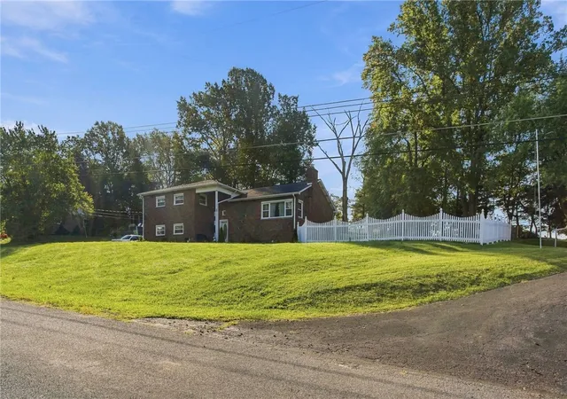 Photo 2 of Single family home for sale at 732 Morningstar Dr, Franklin Twp, PA 16117 | MLS# 1773911 | Listing updated on 2026-09-19