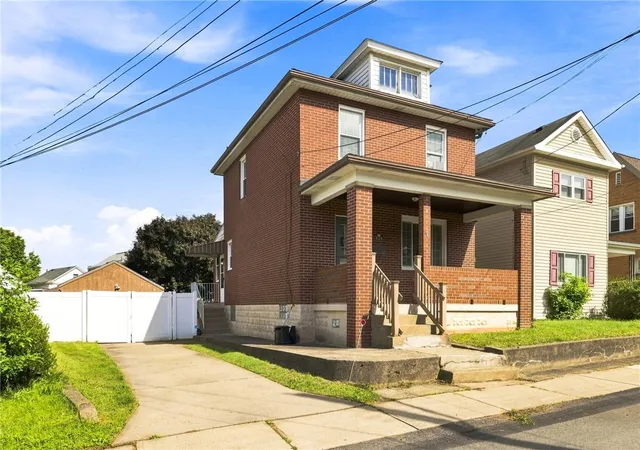 Photo 3 of Single family home for sale at 528 Flynn Ave, Carnegie, PA 15106 | MLS# 1773402 | Listing updated on 2026-09-12