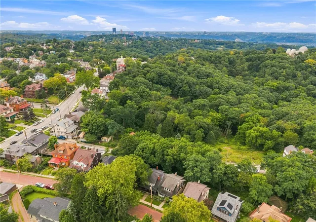 Photo 2 of Single family home for sale at 33 Defoe St, Observatory Hill, PA 15214 | MLS# 1770769 | Listing updated on 2026-09-11