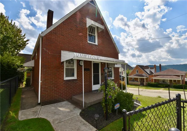 Photo 3 of Sale Pending at 1000 Ewing St, Arnold, PA 15068 | MLS# 1773518 | Listing updated on 2026-10-19