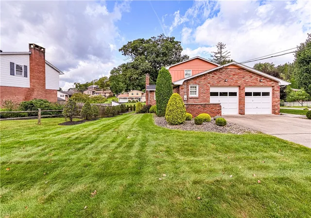 Photo 3 of Single family home for sale at 10 Holly Dr, Hempfield Twp, PA 15601 | MLS# 1773538 | Listing updated on 2026-09-13