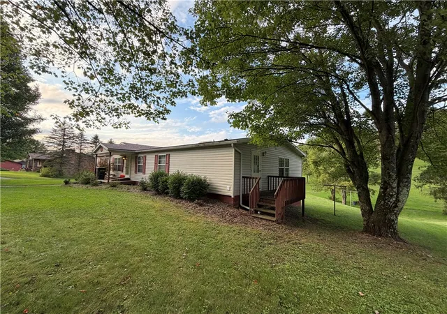 Photo 3 of Manufactured home for sale at 215 Glenford Dr, Chicora Boro, PA 16025 | MLS# 1774091 | Listing updated on 2026-09-25