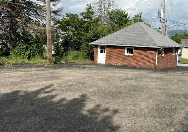 Photo 3 of Single family home for sale at 313 Morgantown St, Uniontown, PA 15401 | MLS# 1772612 | Listing updated on 2026-09-11