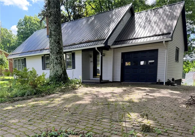 Photo 3 of Single family home for sale at 326 Frazier Dr, Neshannock Twp, PA 16105 | MLS# 1774157 | Listing updated on 2026-10-03