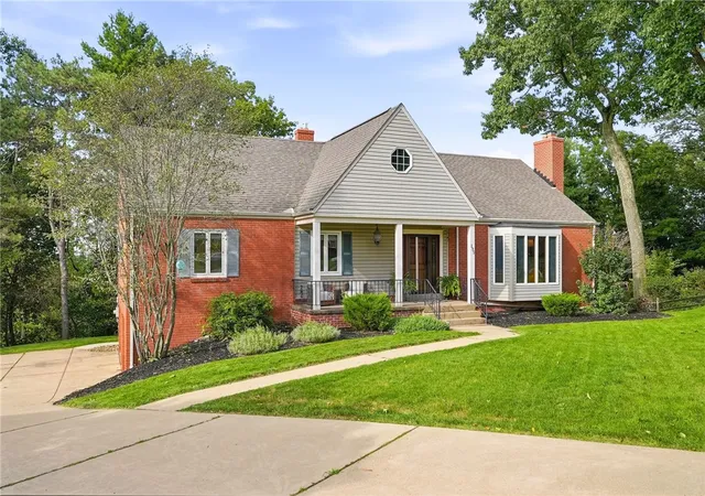 Photo 4 of Single family home for sale at 135 Derwent Dr, Ross Twp, PA 15237 | MLS# 1774069 | Listing updated on 2026-09-15
