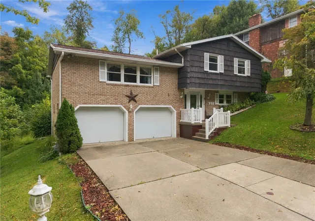 Photo 2 of Single family home for sale at 702 Woodside Dr, Jeannette, PA 15644 | MLS# 1771364 | Listing updated on 2026-10-07