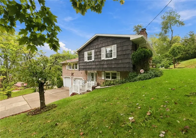 Photo 3 of Single family home for sale at 702 Woodside Dr, Jeannette, PA 15644 | MLS# 1771364 | Listing updated on 2026-10-07