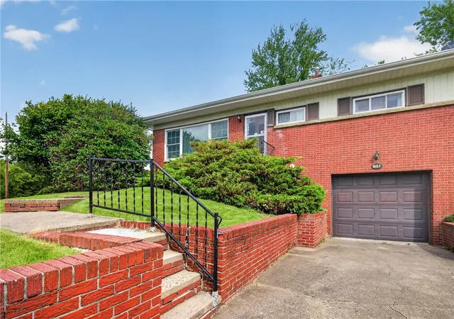 Photo 2 of Single family home for sale at 857 Pleasant Hills Dr, South Strabane, PA 15301 | MLS# 1774204 | Listing updated on 2026-09-13