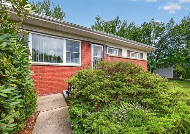 Photo 3 of Single family home for sale at 857 Pleasant Hills Dr, South Strabane, PA 15301 | MLS# 1774204 | Listing updated on 2026-09-13