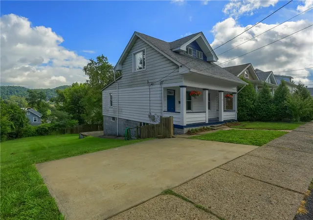 Photo 1 of Single family home for sale at 417 Mount Vernon Ave, Moon/crescent Twp, PA 15108 | MLS# 1774232 | Listing updated on 2026-09-14