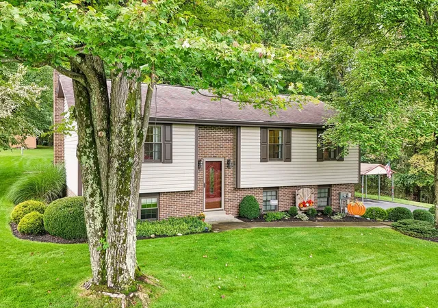Photo 2 of Single family home for sale at 282 N Garfield Ave, Mars Boro, PA 16046 | MLS# 1774270 | Listing updated on 2026-09-13