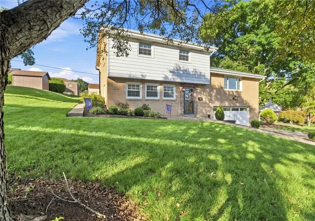 Photo 2 of Single family home for sale at 569 Pat Hvn Dr, Mt Lebanon, PA 15243 | MLS# 1774236 | Listing updated on 2026-09-23