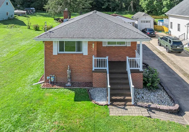 Photo 2 of Single family home for sale at 606 Golf Crse Rd, Hopewell Twp, PA 15001 | MLS# 1773375 | Listing updated on 2026-10-02