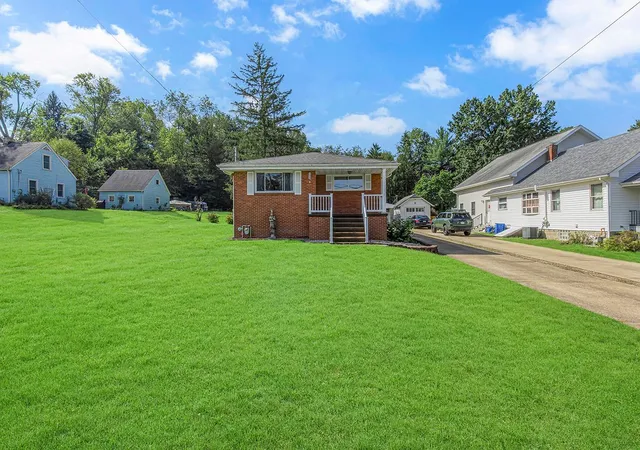 Photo 3 of Single family home for sale at 606 Golf Crse Rd, Hopewell Twp, PA 15001 | MLS# 1773375 | Listing updated on 2026-10-02