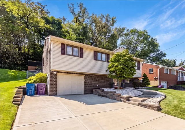 Photo 2 of Single family home for sale at 470 Crestview Dr, Plum Boro, PA 15239 | MLS# 1774098 | Listing updated on 2026-09-15