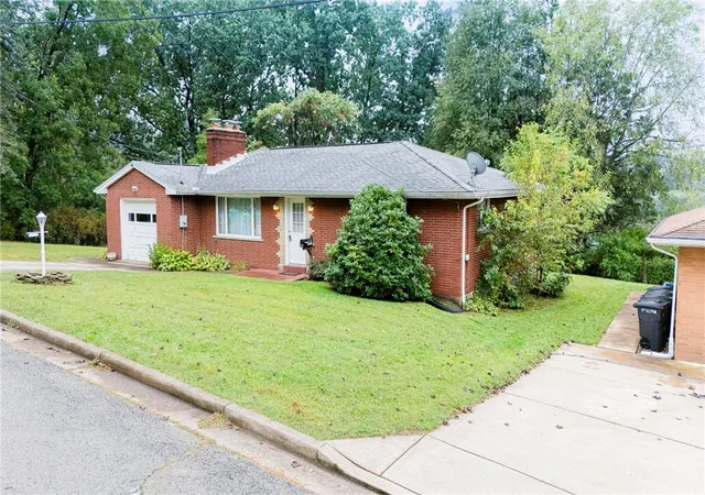 Photo 3 of Single family home for sale at 1124 High St, Jeannette, PA 15644 | MLS# 1774315 | Listing updated on 2026-09-14