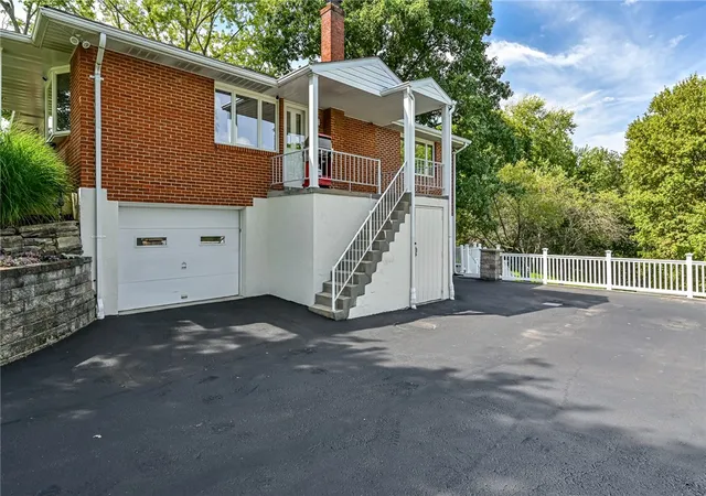 Photo 3 of Single family home for sale at 401 N Pine Cir, Pine Twp, PA 15044 | MLS# 1774099 | Listing updated on 2026-09-14