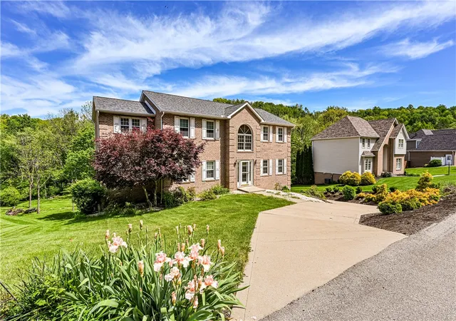 Photo 3 of Single family home for sale at 810 Stonebridge Dr, Hempfield Twp, PA 15601 | MLS# 1774397 | Listing updated on 2026-10-02