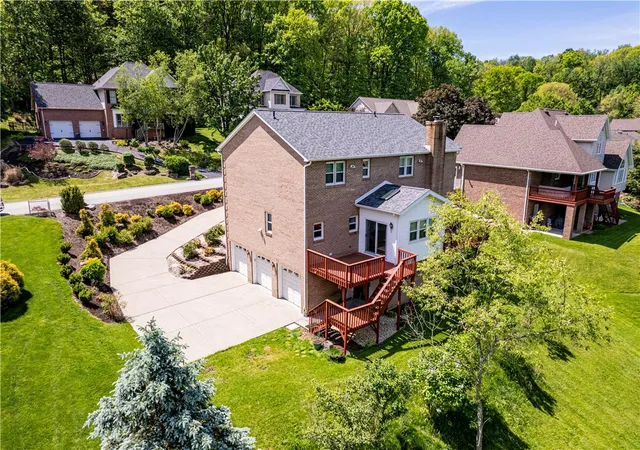Photo 3 of Single family home for sale at 810 Stonebridge Dr, Hempfield Twp, PA 15601 | MLS# 1774397 | Listing updated on 2026-10-02