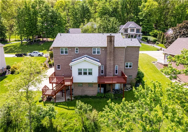 Photo 4 of Single family home for sale at 810 Stonebridge Dr, Hempfield Twp, PA 15601 | MLS# 1774397 | Listing updated on 2026-10-02