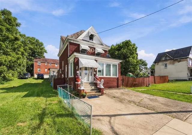 Photo 2 of Single family home for sale at 254 Ridge Ave, New Kensington, PA 15068 | MLS# 1774405 | Listing updated on 2026-09-14