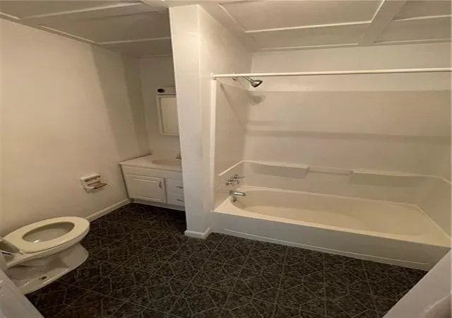Listing Photo 2 - Condo for sale in building located at 330 Shaw St, New Castle, PA 16101 - Unit #