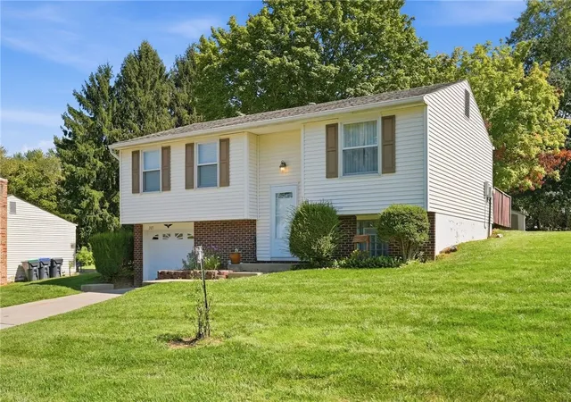 Photo 3 of Single family home for sale at 203 Cameron Dr, Cranberry Twp, PA 16066 | MLS# 1774439 | Listing updated on 2026-09-14