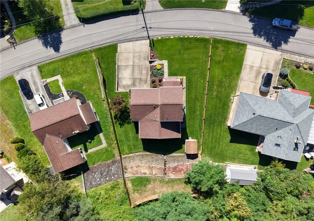 Photo 3 of Single family home for sale at 213 Tartline Dr, Shaler, PA 15116 | MLS# 1774341 | Listing updated on 2026-10-15