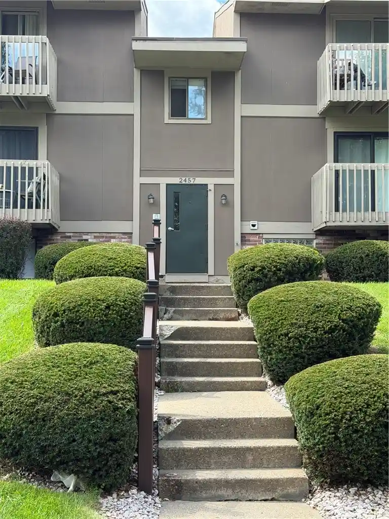 Listing Photo 2 - Condo for sale in 2457 Brk Ledge Rd located at 2457 Brk Ledge Rd, Bridgeville, PA 15017 - Unit #12A