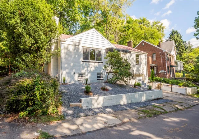 Photo 2 of Single family home for sale at 213 Oak St, Avalon, PA 15202 | MLS# 1774719 | Listing updated on 2026-10-12