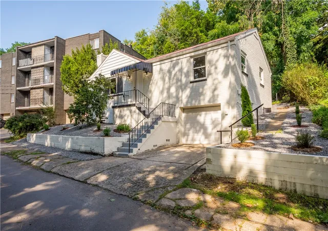 Photo 3 of Single family home for sale at 213 Oak St, Avalon, PA 15202 | MLS# 1774719 | Listing updated on 2026-10-12