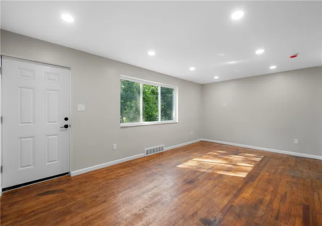 Photo 4 of Single family home for sale at 213 Oak St, Avalon, PA 15202 | MLS# 1774719 | Listing updated on 2026-10-12