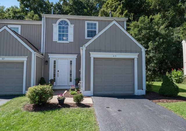 Photo 2 of Townhouse for sale at 65 New London Ln, Oakmont, PA 15139 | MLS# 1774872 | Listing updated on 2026-10-19