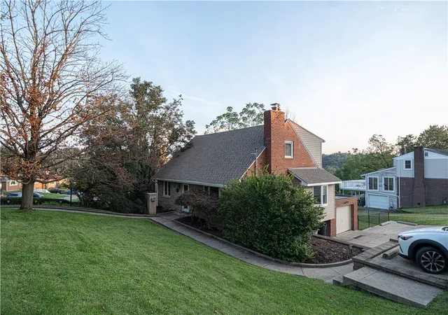 Photo 3 of Single family home for sale at 990 El Rancho Dr, Green Tree, PA 15220 | MLS# 1775104 | Listing updated on 2026-10-17